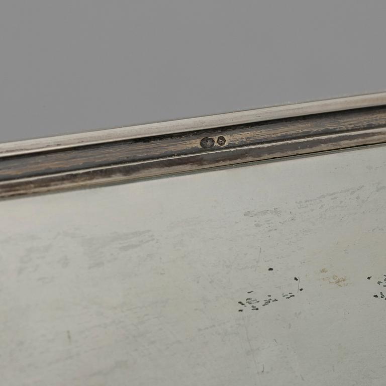 CIGARRSKRIN, silver, 1900-talets mitt. Totalvikt inklusive träinredning 829 gram.
