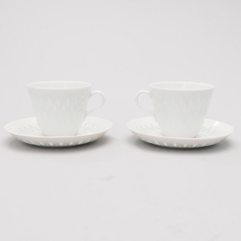 A 40-piece set of tableware in porcelain, signed F.H.Kj. Finland Arabia.