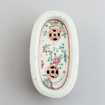 Porslinsföremål, 7 delar, porslin. Qingdynastin, 1700-1800-tal.