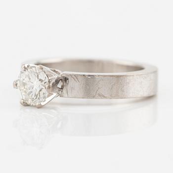Ring in 18K white gold with a round brilliant-cut diamond.