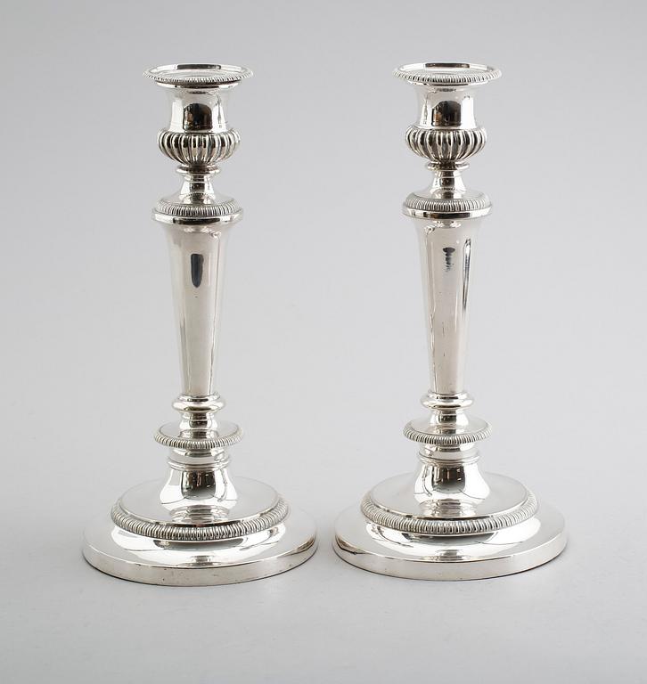 LJUSSTAKAR, 1 par, nysilver, gustaviansk stil, 1900-talets första hälft.