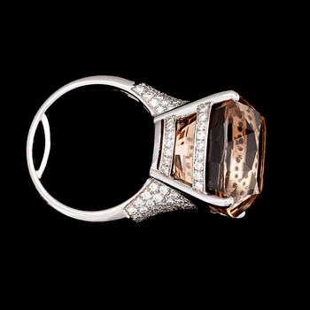 RING, rökfärgad topas 28,52 ct med briljantslipade diamanter, tot. 0.88 ct.