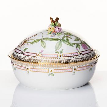 Karott med lock, porslin. Royal Copenhagen, "Flora Danica", Danmark, 1900-tal.
