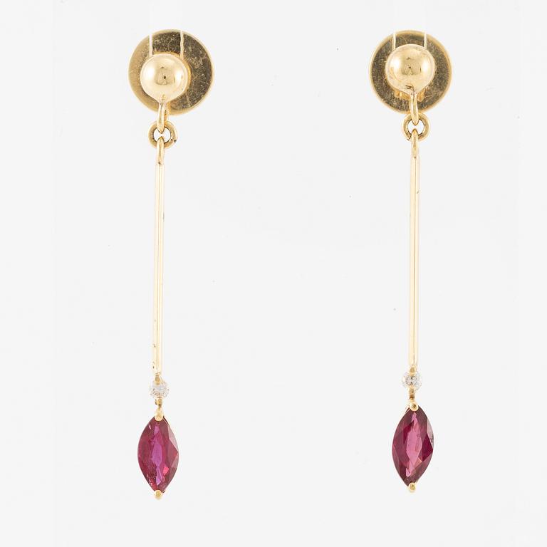 Earrings, 18K gold, set with brilliant-cut diamonds, navette-shaped red stone.