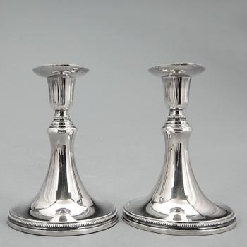 LJUSSTAKAR, ett par, silver, Eric Löfman, MGAB, Uppsala, 1956. Total vikt ca 469 g.