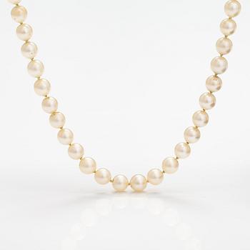 A pearl collier with cultured pearls and an 18K white gold clasp with diamonds ca. 0.42 ct in total.