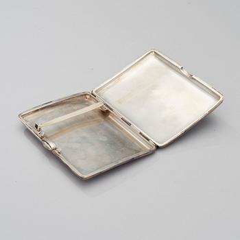 CIGARETTETUI I SILVER, svenska importstämplar. Vikt 236 g.