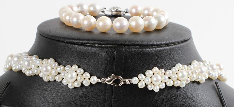 PÄRLCOLIER samt ARMBAND, odlade pärlor. 1900-tal.