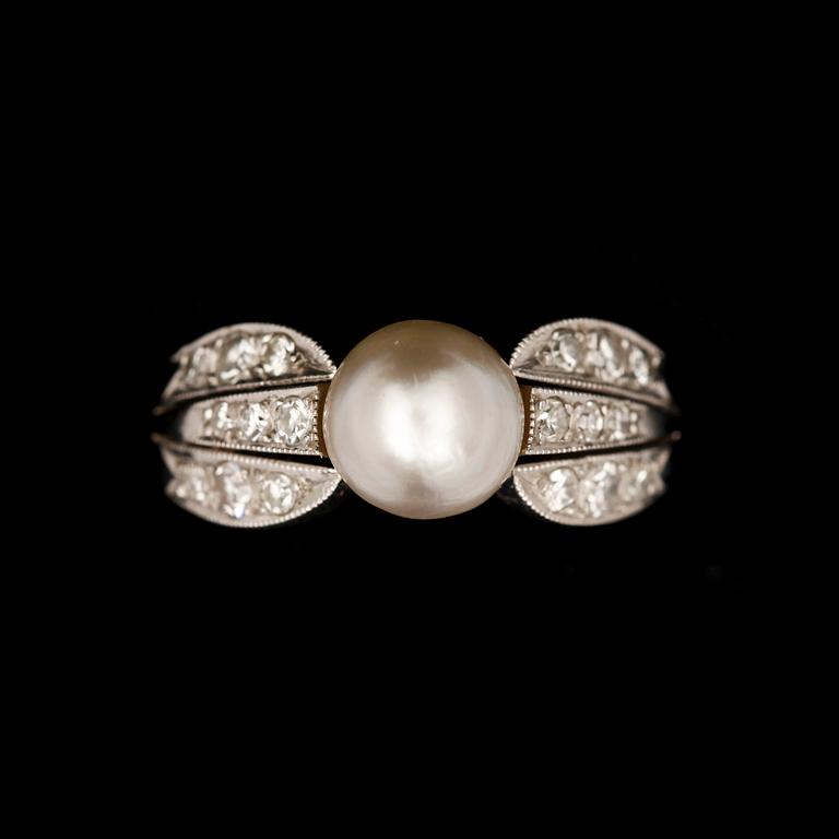 RING, 18k vitguld, med odlad pärla samt diamanter. Stockholm, 1959. Vikt 4,3 g.
