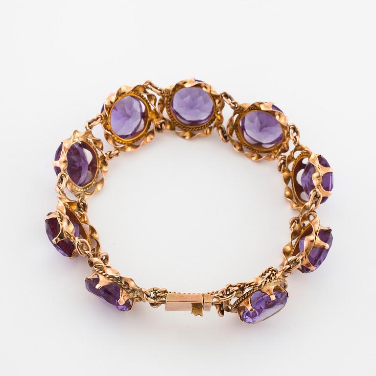 A synthetic color-change sapphire bracelet.