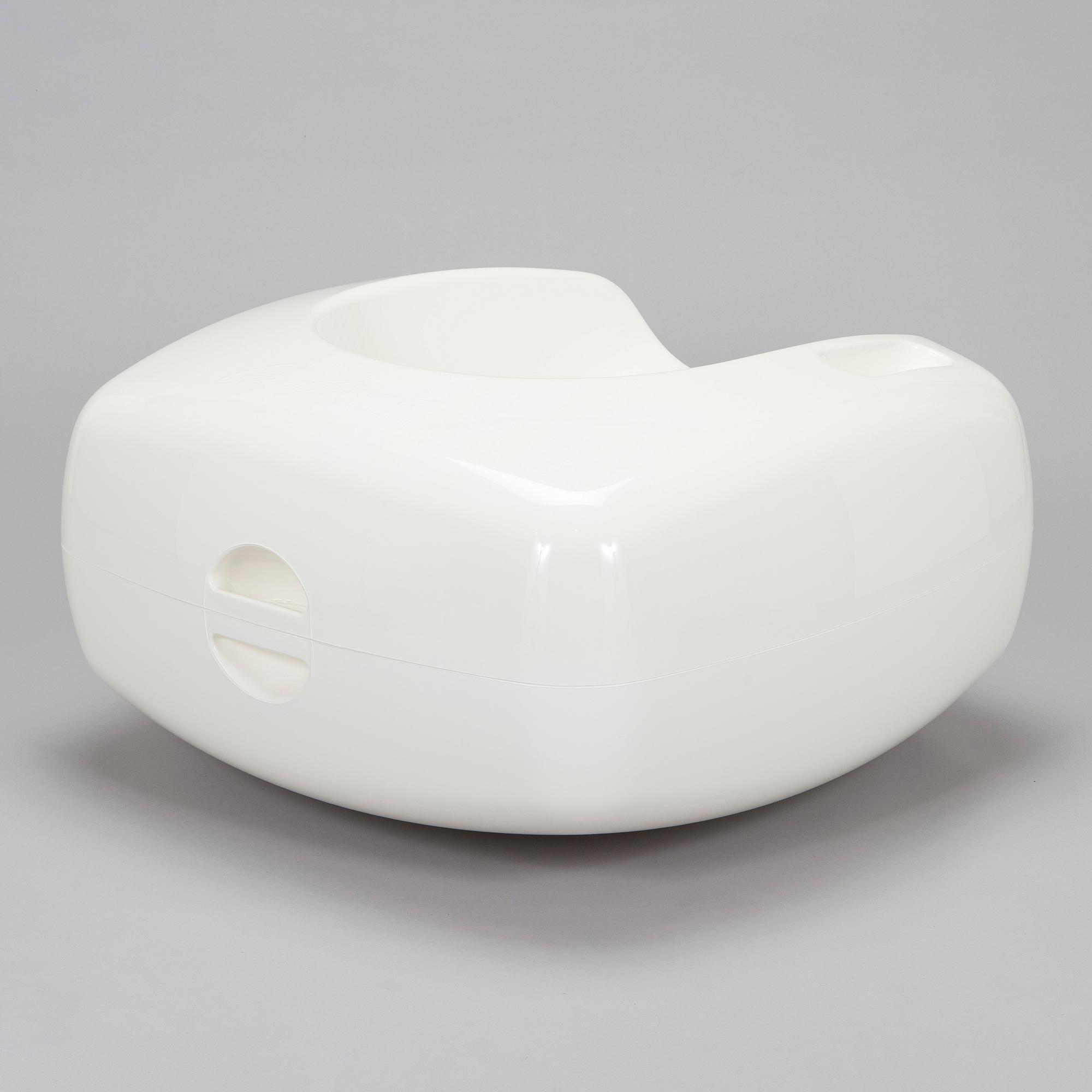 Eero Aarnio, "Soap-tuoli" Artekno, signeerattu Eero Aarnio, 2010.