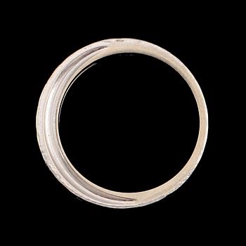 ALLIANSRING, 18 k guld, 7 diamanter, total vikt ca 4 g.
