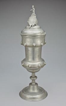 SKRÅBÄGARE, tenn, troligen Tyskland, bär datering 1713, 1800-tal.