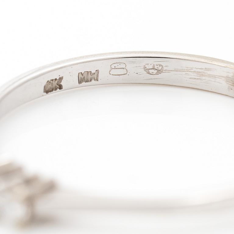18K white gold ring with two brilliant-cut diamonds.