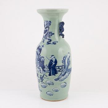 Golvvas, porslin, Kina, Qingdynastin, sent 1800-tal.