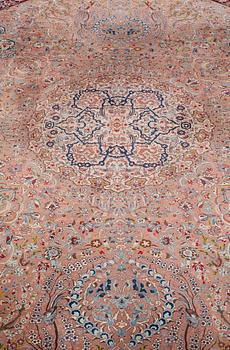 A CARPET, Old Esfahan, ca 416 x 305 cm (+ the ends have 5,5 and 7 cm flat weave).