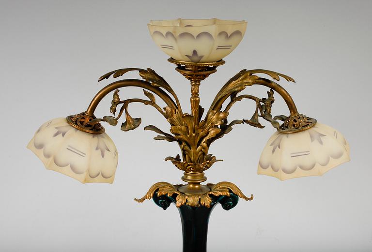 BORDSLAMPA, porslin och mässing, sekelskiftet 1900, större modell.