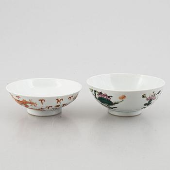 Four porcelain bowl and one cover, China, late Qing dynasty and 20th century.