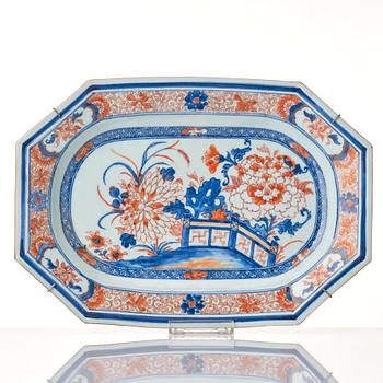 A set of 3 imari serving dishes, Qing dynasty, 18th Century.