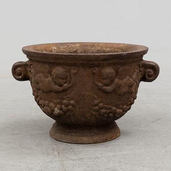 GARDEN URN, baroque style, iron, early 20th century.