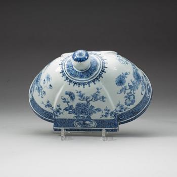 A blue and white dish with cover, Qing dynasty, Yongzheng (1723-35).