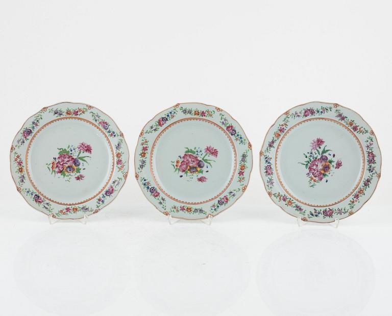 A set of seven famille rose dinner plates, Qing dynasty, Qianlong (1736-95).