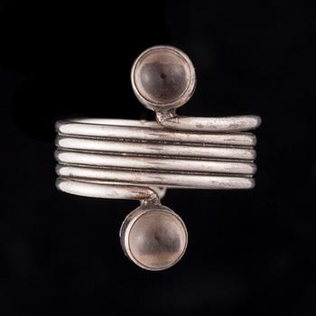RING, silver, rökkvarts. Heikki Kaksonen, Kaunis Koru. Vikt ca 6,4 g.