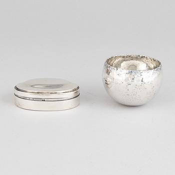A Ray Urban silver tumbler and a 20th century parcel-gilt silver snuff box, with Swedish import marks.