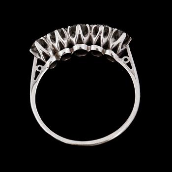 RING, platina med 5 äldre briljantslipade diamanter, utländska stämplar. Vikt 3,3 g.