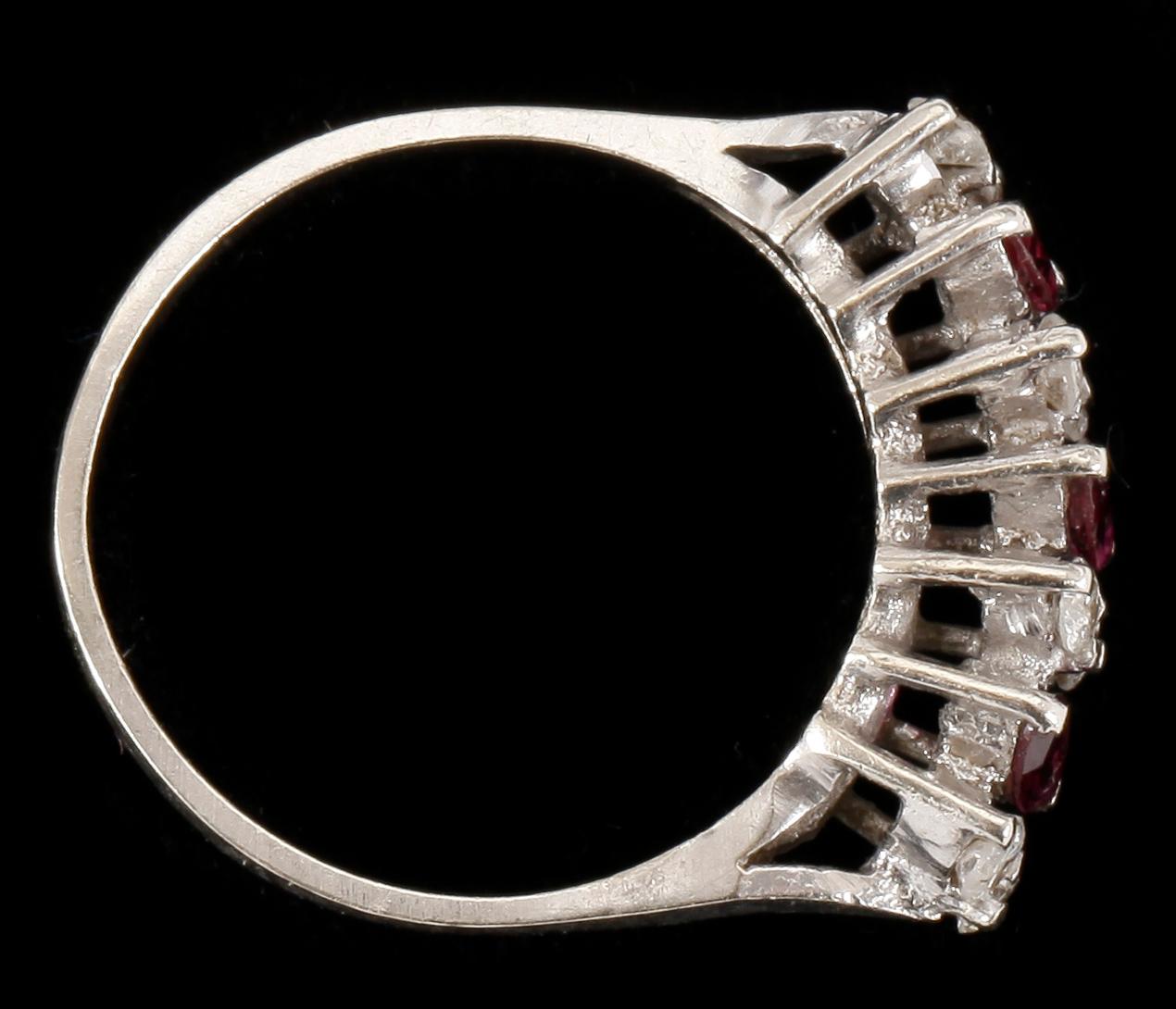 RING, 18k rodinerat rött guld med navettslipade rubiner och briljantslipade diamanter tot ca0,24ct. Vikt 3,1g.