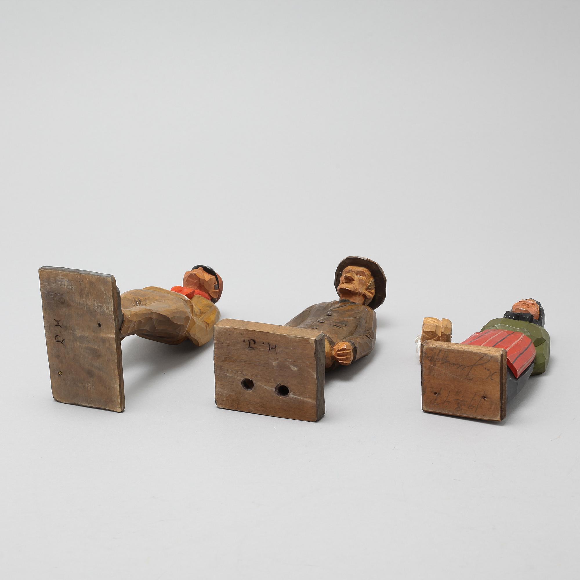 SKULPTURER, 3 st, trä, signerade, omkring 1900-talets mitt.