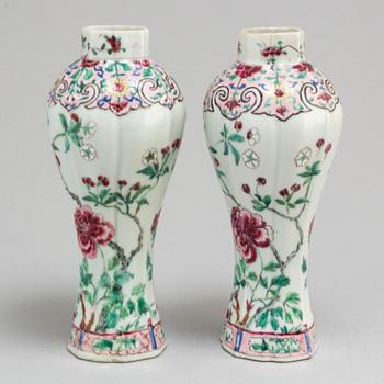 A pair of Samson vases, 19th Century.