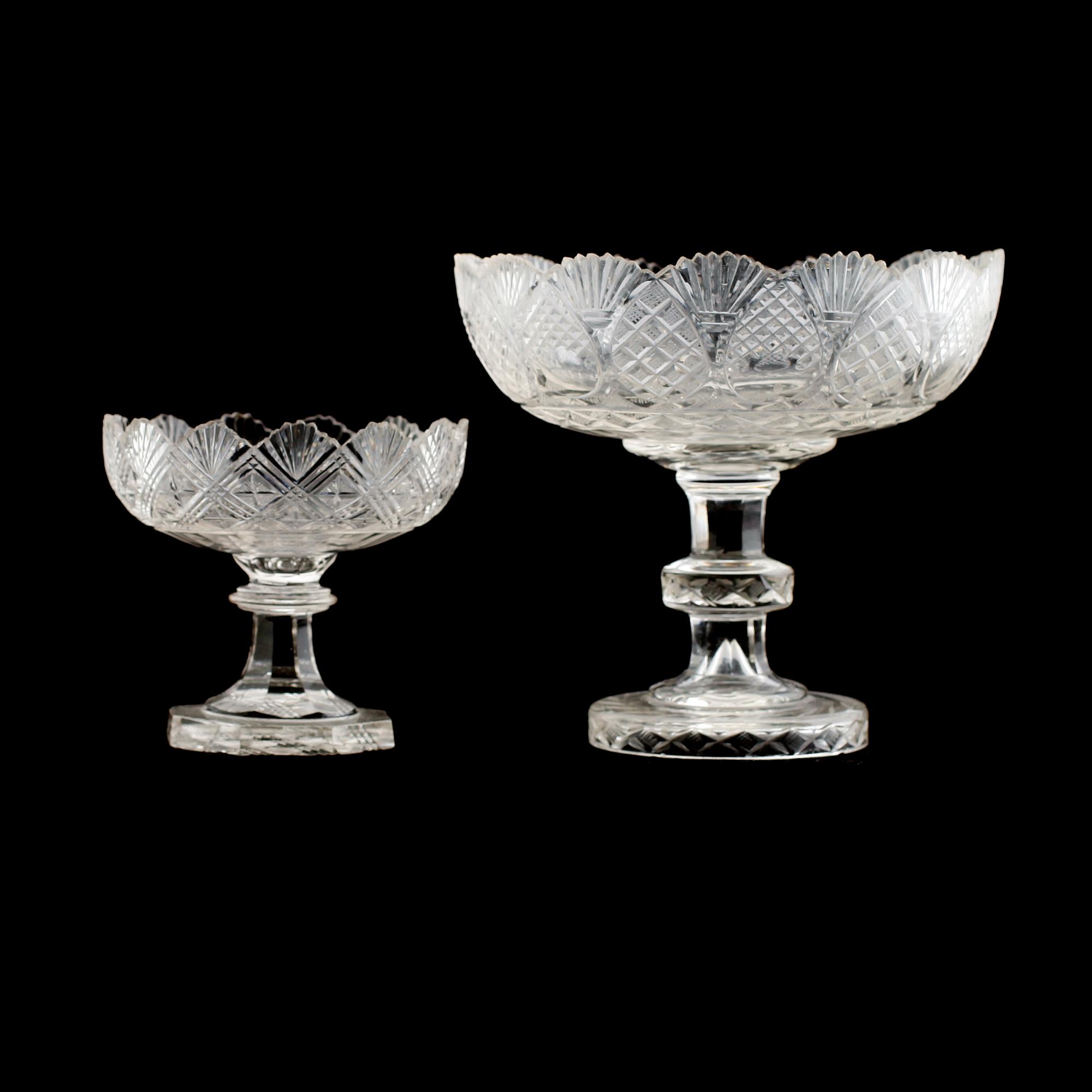 SKÅLAR PÅ FOT, 2 st, glas/kristall, omkring år 1900.