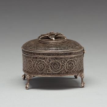 Filigranskrin på fötter, silver, Icke identifierad mästarstämpel, Moskva 1889.