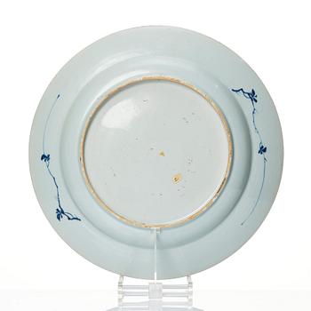 A blue and white Chinese Export serving dish. Qing dynasty, Yongzheng (1723-35).