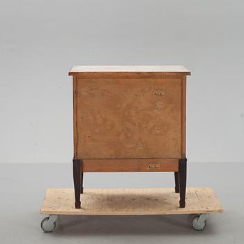 BYRÅ, gustaviansk stil, 1900-tal.