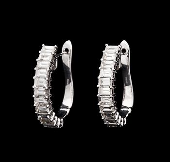 1176. A pair of baguette cut diamond earrings, tot. 3.08 cts.