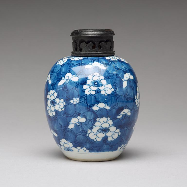 A blue and white jar, Qing dynasty, Kangxi (1662-1722).