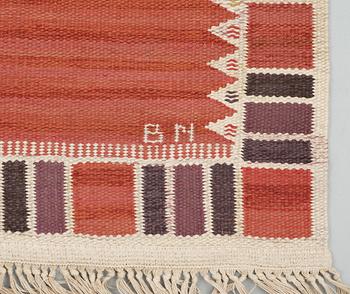 CARPET. "Salerno röd med enkel bård". Rölakan (flat weave). 271 x 189 cm. Signed AB MMF BN.