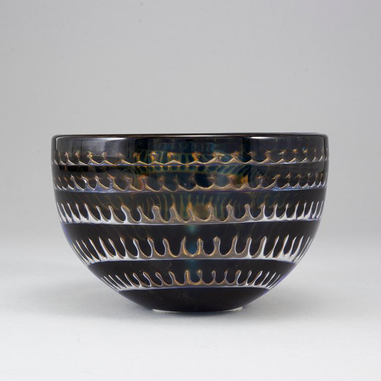 EDVIN ÖHRSTRÖM, an "ariel" glass bowl, Orrefors 1974.