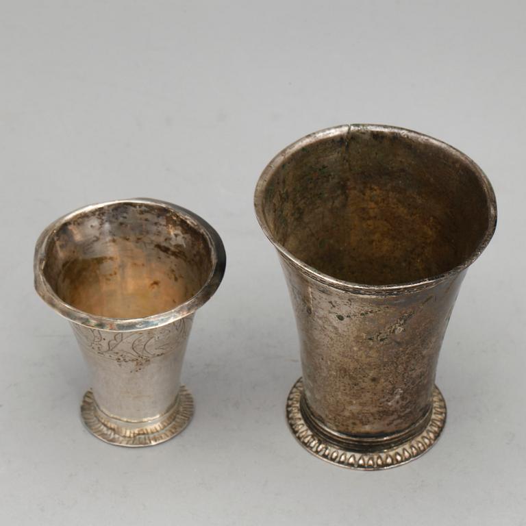 BÄGARE, 2 stycken, silver bland annat Daniel Ekelöf Örebro(verksam1723-1750). Total vikt ca 115 gram.