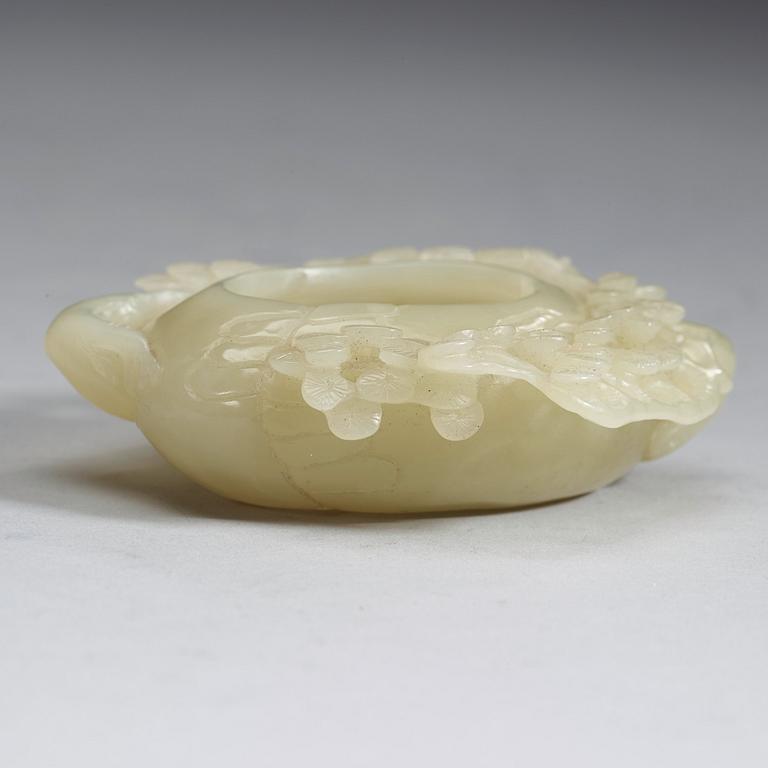 A nephrite brush washer, late Qing Dynasty (1644-1912).