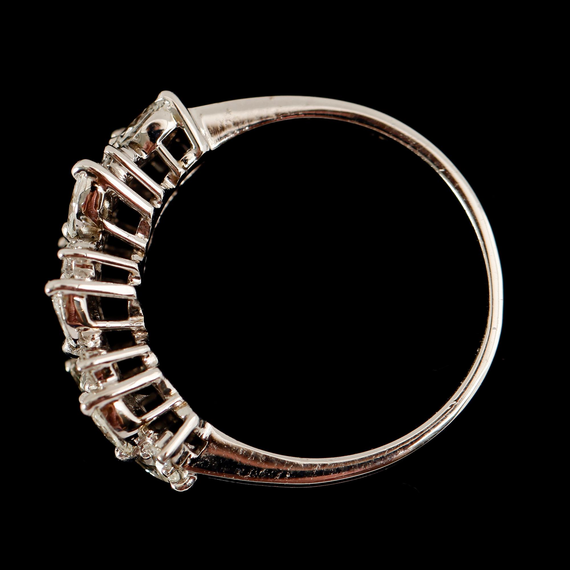 RING, 18 k vitguld, briljant och marquiseslipade diamanter tot ca 0.73 ct.