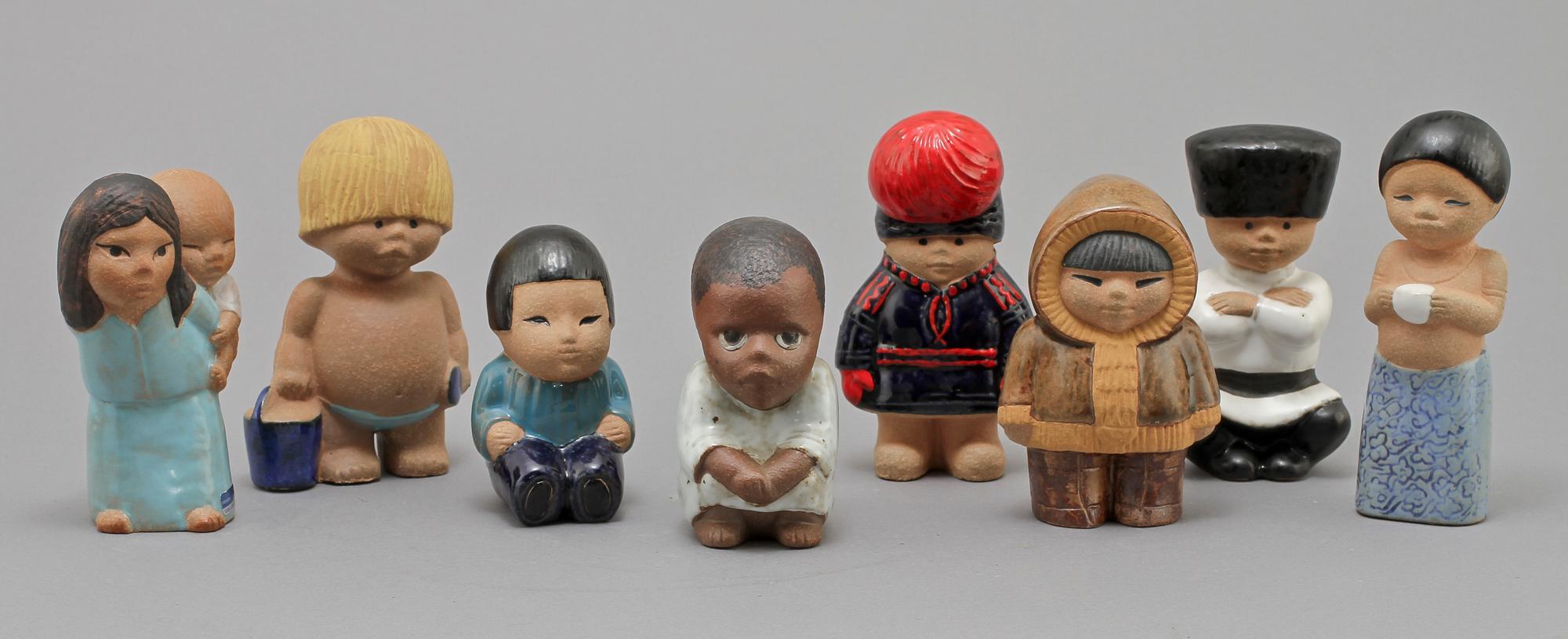 FIGURINER, 8 st, stengods, "All världens barn", Lisa Larson, Gustavsberg, 1900-talets fjärde kvartal.