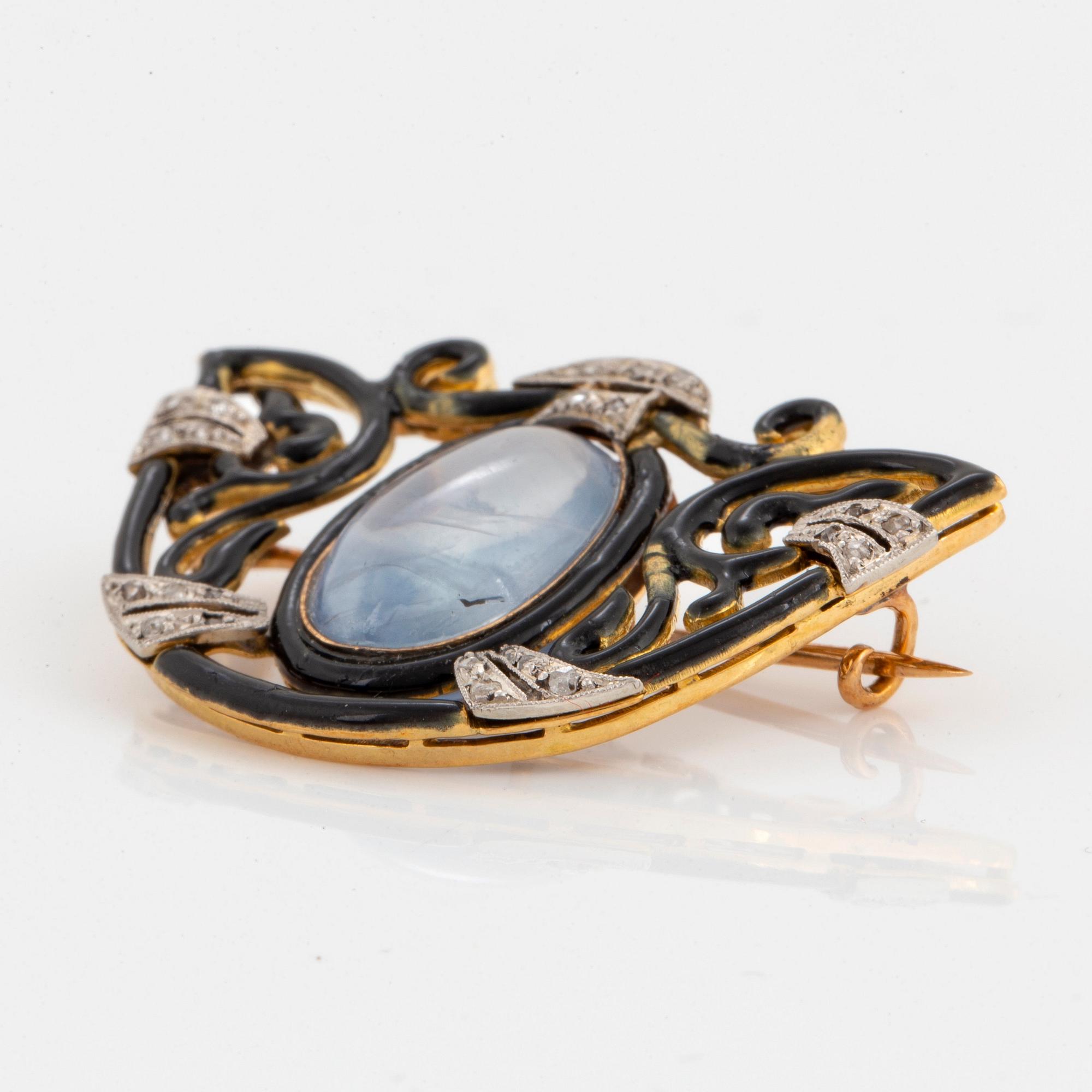 An 18K gold and platinum brooch set with a sapphire and rose-cut diamonds.