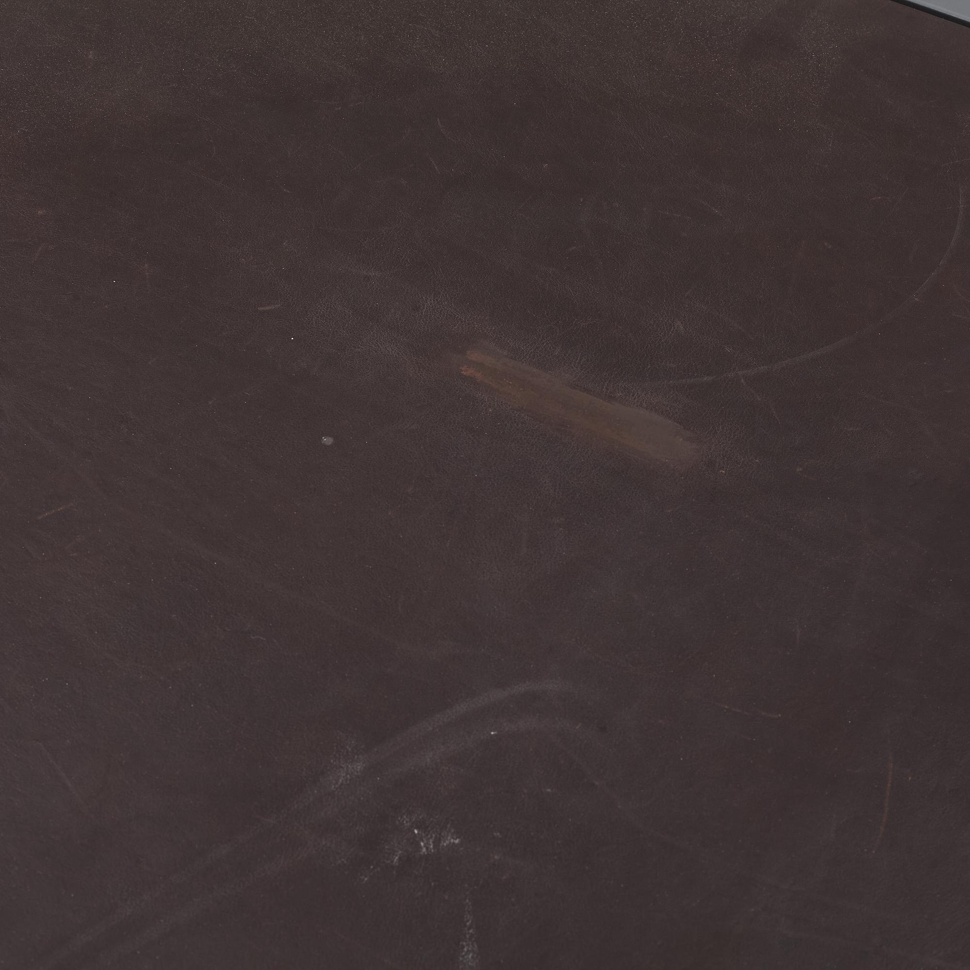 Jonas Bohlin, a dining table.