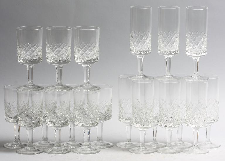 GLASSERVIS. Ca 57 delar.