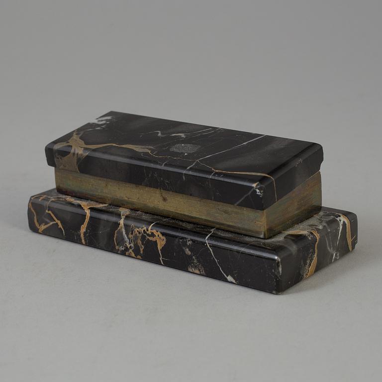 A 20th century marble mantle clock and lidded box.