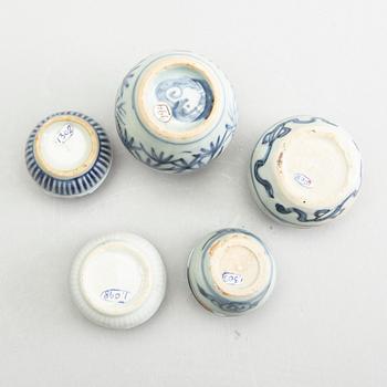 A blue and white pomme granate shaped jar and 4 miniature boxes with covers, Ming dynasty (1368-1644).