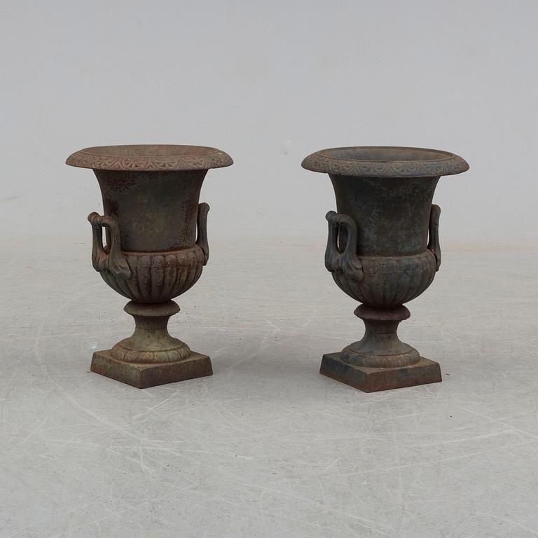 TRÄDGÅRDSURNOR, 1 par, 1900-tal, med hänklar, järn.